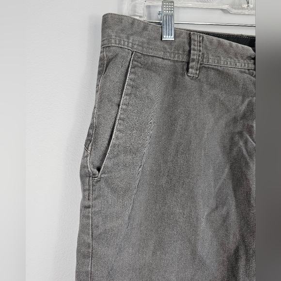 Volcom Men's Flat Front Grey Chino Shorts Size: 34 - Picture 3 of 9